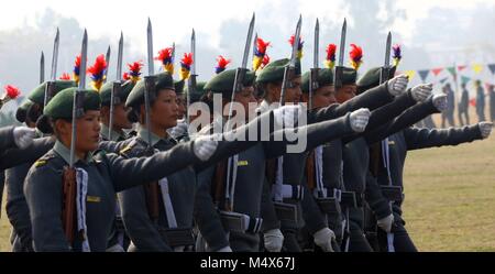 (180219) -- KATMANDOU, 10 févr. 19, 2018 (Xinhua) -- défilé des policiers au cours de la célébration de la Journée nationale de la démocratie à Tundikhel à Katmandou, Népal, 19 février 2018. La 68e Journée de la démocratie a été observé lundi avec divers programmes au Népal pour commémorer le jour où la nation atteint la liberté du régime Rana. (Xinhua/Sunil Sharma)(srb) Banque D'Images