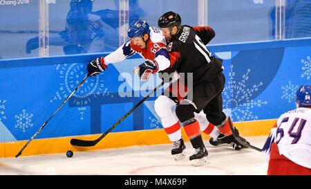 Incheon, Corée. Feb 17, 2018. Lukas Radil (CZE) et Marc-André Gragnani (CAN) en action au cours de l'Agence contre la République tchèque match de hockey sur glace dans le Jeux Olympiques d'hiver de 2018 à Gangneung, Corée du Sud, le 17 février 2018. Credit : Michal Kamaryt/CTK Photo/Alamy Live News Banque D'Images