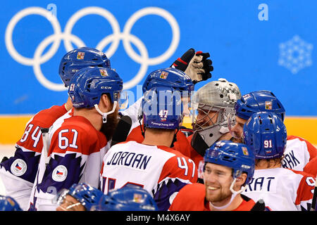 Incheon, Corée. Feb 17, 2018. Francouz gardien Pavel (CZE ; 4e de gauche) fêter avec ses coéquipiers après le Canada contre la République tchèque match de hockey sur glace dans le Jeux Olympiques d'hiver de 2018 à Gangneung, Corée du Sud, le 17 février 2018. Credit : Michal Kamaryt/CTK Photo/Alamy Live News Banque D'Images