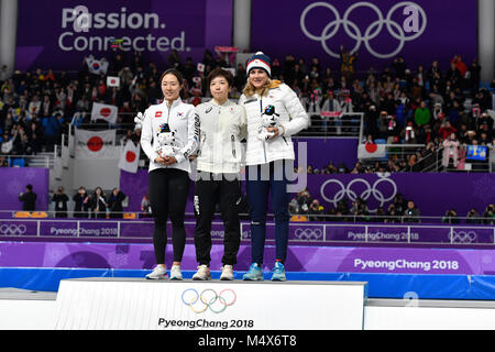 Incheon, Corée. Feb 18, 2018. L-R, un patineur de vitesse sud-coréen Lee Sang-hwa (argent), le Japonais Nao Kodaira (gold) et le tchèque Karolina Erbanova (bronze) monter sur le podium après le 500 m en patinage de vitesse de l'épreuve dans les Jeux Olympiques d'hiver de 2018 à Gangneung, Corée du Sud, le 18 février 2018. Credit : Michal Kamaryt/CTK Photo/Alamy Live News Banque D'Images