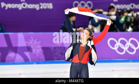 Incheon, Corée. Feb 18, 2018. La patineuse de vitesse tchèque Karolina Erbanova célèbre sa 3ème place avec drapeau tchèque après le 500 m en patinage de vitesse de l'épreuve dans les Jeux Olympiques d'hiver de 2018 à Gangneung, Corée du Sud, le 18 février 2018. Credit : Michal Kamaryt/CTK Photo/Alamy Live News Banque D'Images