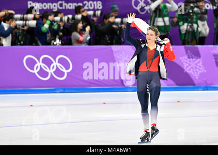 Incheon, Corée. Feb 18, 2018. La patineuse de vitesse tchèque Karolina Erbanova célèbre sa 3ème place avec drapeau tchèque après le 500 m en patinage de vitesse de l'épreuve dans les Jeux Olympiques d'hiver de 2018 à Gangneung, Corée du Sud, le 18 février 2018. Credit : Michal Kamaryt/CTK Photo/Alamy Live News Banque D'Images