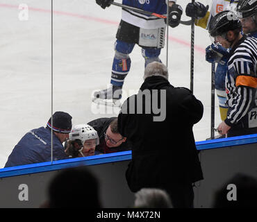 Kladno, République tchèque. Feb 17, 2018. Joueur de hockey sur glace tchèque Jaromir Jagr (Rytiri Kladno) s'échappe après le coup par Marek Sikora (AZ Havirov) au cours de l'Rytiri Kladno vs AZ Havirov correspondent à l'intérieur de la 50e ronde de la première ligue de hockey sur glace tchèque de Kladno, en République tchèque, le 17 février 2018. Photo : CTK Michal Krumphanzl/Photo/Alamy Live News Banque D'Images