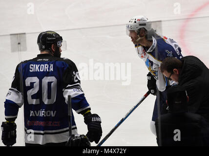 Kladno, République tchèque. Feb 17, 2018. Joueur de hockey sur glace tchèque Jaromir Jagr (Rytiri Kladno) s'échappe après le coup par Marek Sikora (AZ Havirov) au cours de l'Rytiri Kladno vs AZ Havirov correspondent à l'intérieur de la 50e ronde de la première ligue de hockey sur glace tchèque de Kladno, en République tchèque, le 17 février 2018. Photo : CTK Michal Krumphanzl/Photo/Alamy Live News Banque D'Images