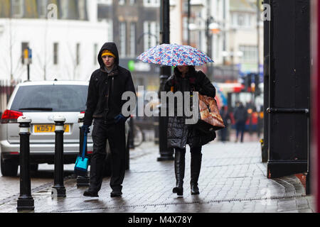 Hastings, East Sussex, UK. Feb 19, 2018. Météo France : misérable de commencer la journée à Hastings, East Sussex avec pluie Bruine et brume en mer. Beaucoup de gens sont dehors et de marcher dans le centre-ville avec des parasols à cause de la météo. Crédit photo : Paul Lawrenson / Alamy Live News Banque D'Images