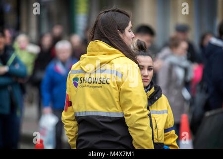 Le personnel de sécurité féminin de Showsec et les gardes privés de la foule en service lors d'un événement ou d'une attraction au Royaume-Uni pour la protection et l'assistance, Banque D'Images