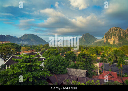 Vue paysage panorama de matin à Vang Vieng, Laos. Banque D'Images