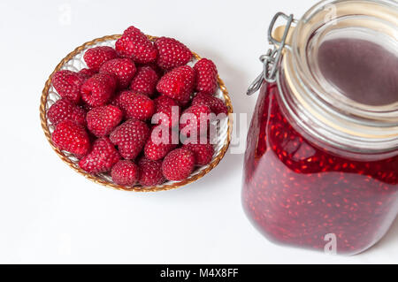 La confiture de framboises dans un pot isolé Banque D'Images