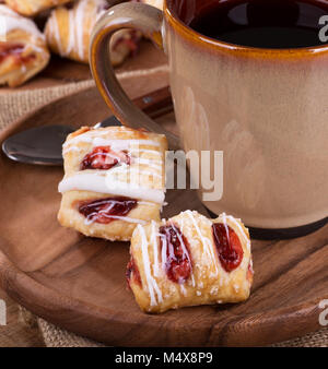 Libre de pâtisseries fraise sur une plaque de bois avec une tasse de café Banque D'Images