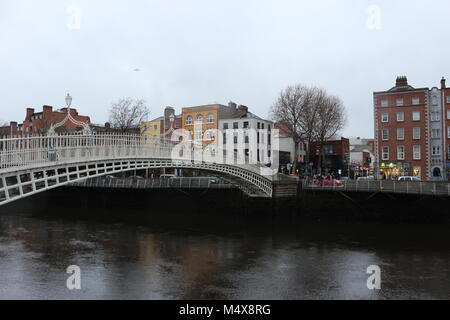 DUBLIN, IRLANDE, 18 février 2018 : EDITORIAL PHOTO du pont le plus célèbre de Dublin appelé demi penny Bridge en raison de l'appel sans frais facturés pour le passage Banque D'Images