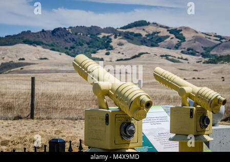 Deux télescopes à pièces jaune situé sur la vue sur la montagne à Hearst Castle à San Simeon, en Californie. Banque D'Images