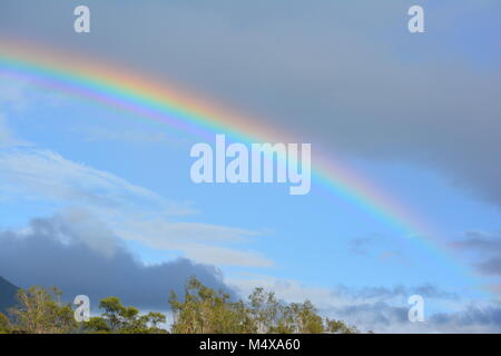 J'adore ce magnifique arc-en-ciel, Nouvelle-Galles du Sud, Australie, ciel bleu, nuages gris Banque D'Images