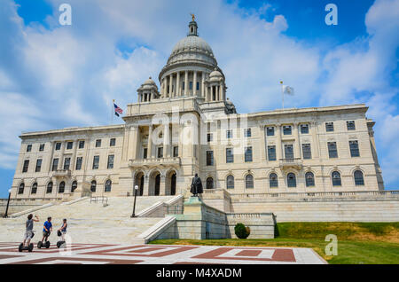 Providence, Rhode Island, USA. Segway tour à la Rhode Island State House, un bâtiment néoclassique abrite le Rhode Island de l'Assemblée générale. Banque D'Images