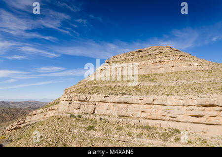 Formation rocheuse en couches à vista point dans le Nouveau Mexique à la recherche sur Fresnal Canyon, une importante caractéristique du relief à l'intérieur de la montagne Baboquivari dans la so Banque D'Images