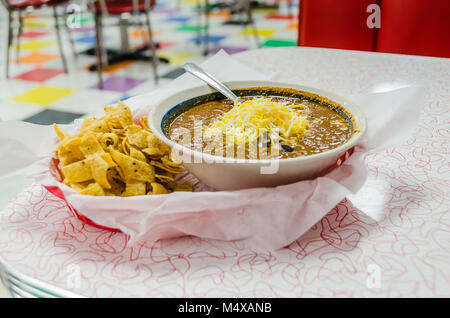 Servi dans une tarte Frito All-American retro diner au Texas. Frito pie ingrédients de base sont le chili, le fromage, et les croustilles de maïs. Banque D'Images