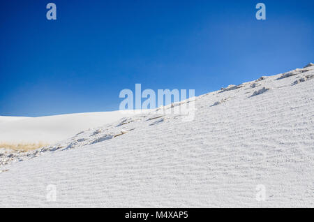 Les dunes du White Sands National Monument sont composées de gypse et de sulfate de calcium. Contrairement à d'autres sables du désert, il est froid au toucher. Banque D'Images