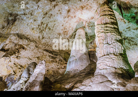 Une grande chambre contenant blanc calcite stalagmite massive rock formations at Carlsbad Caverns National Park à New Mexico, USA. Banque D'Images