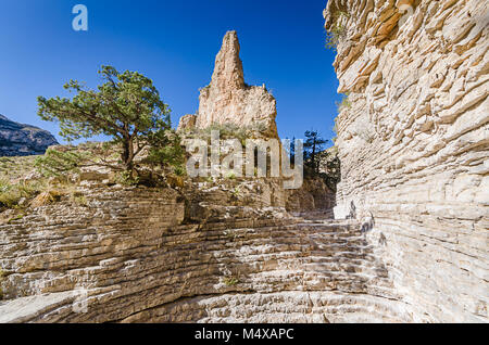 Shot verticale d'une formation rocheuse naturelle bien nommé 'escalier du randonneur' à Guadalupe Mountains National Park au Texas. Banque D'Images