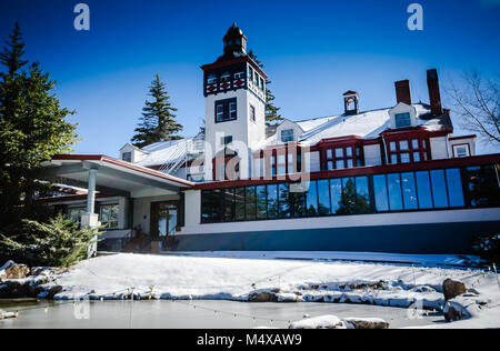 Cloudcroft, NM, États-Unis d'Amérique. Sports Resort Lodge historique une patinoire à sa porte d'entrée en hiver. Banque D'Images