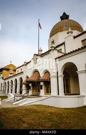 Construit en 1922 dans un style colonial revival espagnol, le prix modéré bathhouse Quapaw, fourni des services. Banque D'Images