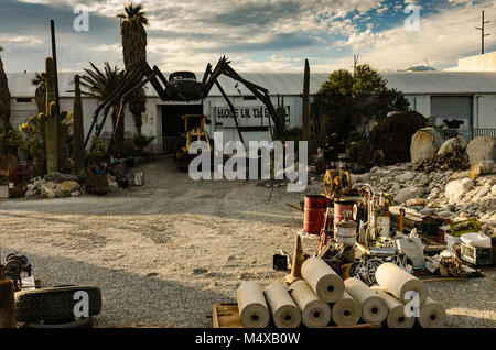 Roadside attraction dans le désert de Mojave, dispose d'un géant de l'araignée noire soudés ensemble avec un Bug Volkswagen voiture au centre. Banque D'Images