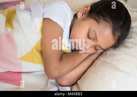 Jeune fille asiatique peu dormir allongé sur le lit dans sa chambre à coucher. concept de sommeil Banque D'Images