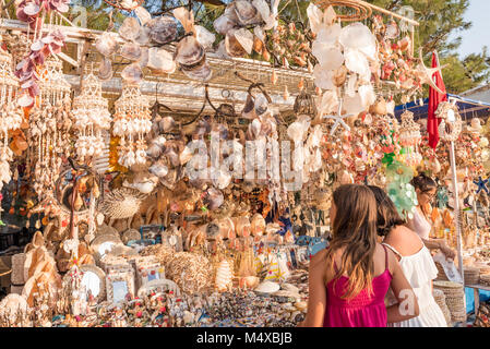 Des personnes non identifiées, faire du shopping dans les rues de Bodrum, Turquie.23 août 2017. Banque D'Images