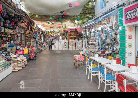 Des personnes non identifiées, faire du shopping dans les rues de Bodrum, Turquie.23 août 2017. Banque D'Images