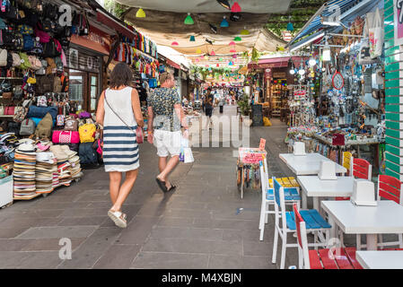 Des personnes non identifiées, faire du shopping dans les rues de Bodrum, Turquie.23 août 2017. Banque D'Images