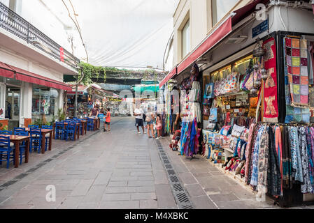 Des personnes non identifiées, faire du shopping dans les rues de Bodrum, Turquie.23 août 2017. Banque D'Images