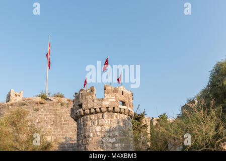Vue extérieure du Château de Saint Pierre (château de Bodrum) et drapeau turc hanging in a Bodrum, Turquie Banque D'Images