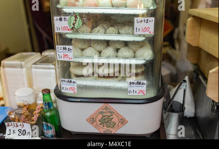 Nagasaki, Japon - 19 FEB 2018 - Street food à Nagasaki Lantern Festival. Banque D'Images