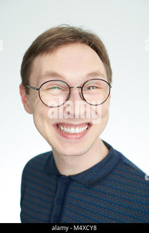 Riant visage de jeune homme isolé sur fond blanc Banque D'Images