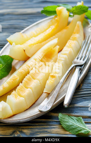 Tranches de melon sucré sur le bac. Banque D'Images