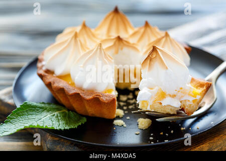 Chunk tartelettes avec meringue sur une fourchette. Banque D'Images