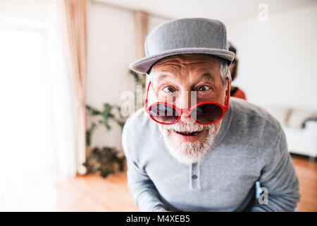 Crazy man s'amusant à la maison. Banque D'Images