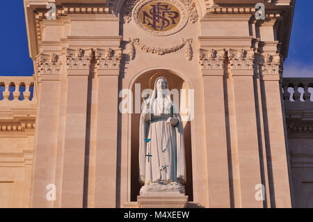 Notre Dame de Fátima dans la façade principale du sanctuaire de pèlerinage catholique Nossa Senhora de Fátima au Portugal Banque D'Images