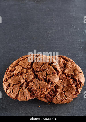 Des petits copeaux de chocolat cookies isolé sur fond noir, macro, close-up Banque D'Images