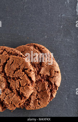 Des petits copeaux de chocolat cookies isolé sur fond noir, macro, close-up, vertical Banque D'Images