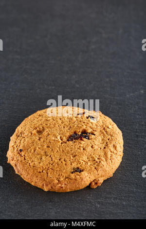 Des petits copeaux de chocolat cookies isolé sur fond noir, macro, close-up Banque D'Images