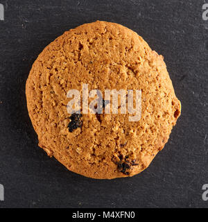 Des petits copeaux de chocolat cookies isolé sur fond noir, macro, close-up Banque D'Images