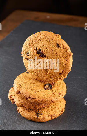 Des petits copeaux de chocolat cookies isolé sur fond noir, macro, close-up Banque D'Images