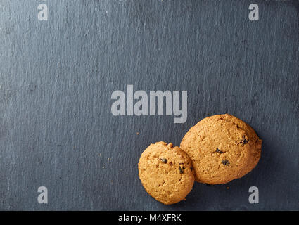 Des petits copeaux de chocolat cookies isolé sur fond noir, macro, close-up Banque D'Images