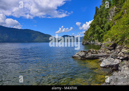 Teletskoye ou Golden lake. Montagnes de l'Altaï paysage d'été Banque D'Images