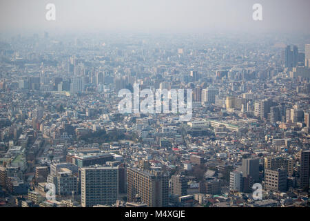 La vue depuis le 45e étage de l'édifice du gouvernement de Tokyo montrant une vue sur le centre de Tokyo Banque D'Images