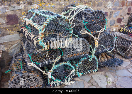 Des casiers à homard empilés contre le mur du port à Lynmouth Devon UK Banque D'Images