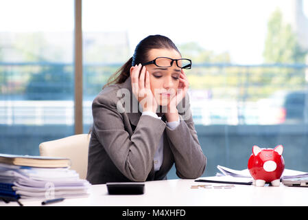 Faillite faillite businesswoman with piggy bank Banque D'Images