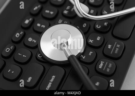 Stéthoscope isolé sur blanc avec un clavier d'ordinateur coréenne moderne Banque D'Images