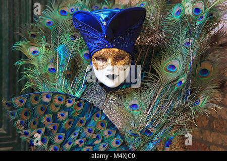Une dame habillée comme un peahen (Peacock) durant le Carnaval de Venise (Carnevale di Venezia) à Venise, Italie Banque D'Images