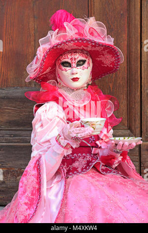 Une dame habillée comme un chat femelle durant le Carnaval de Venise (Carnevale di Venezia) à Venise, Italie Banque D'Images